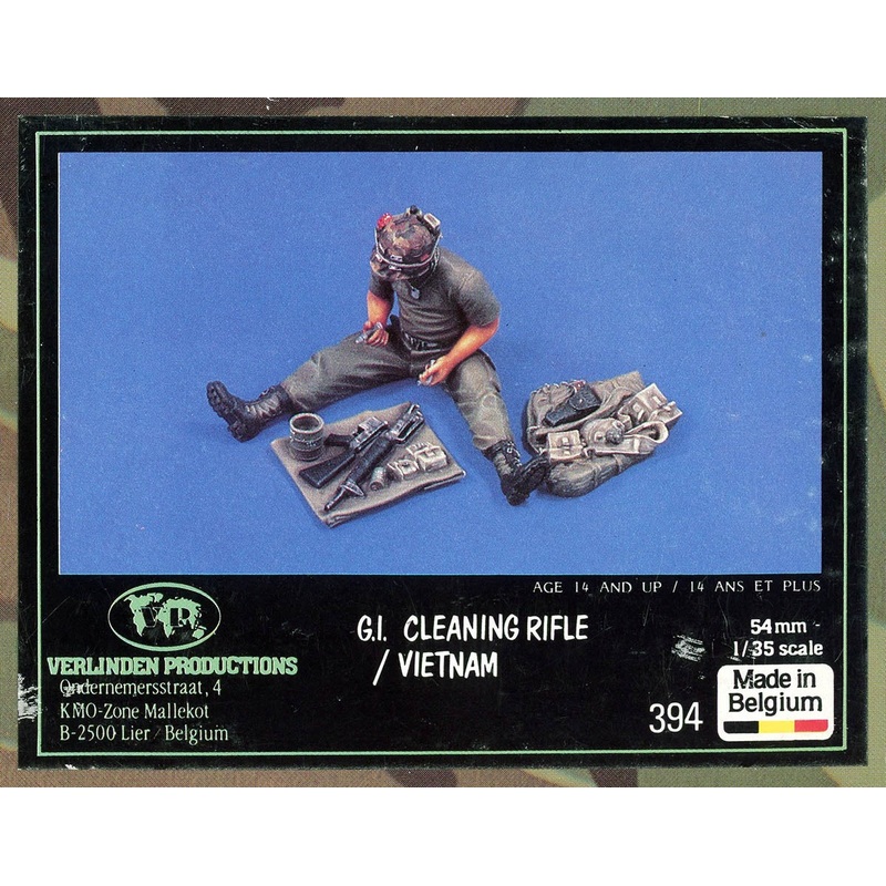VP 1:35 G.I. Cleaning Rifle in Vietnam Resin Figure Set