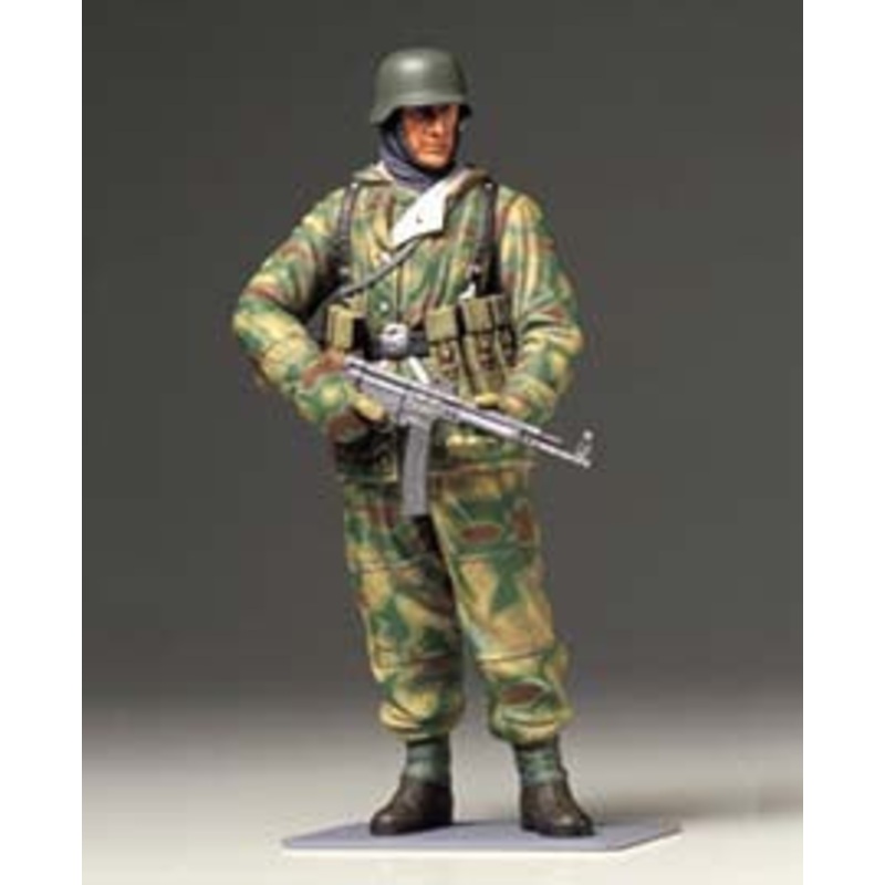 Tamiya 1:16 WWII German Infantry-man Reversible Winter Uniform